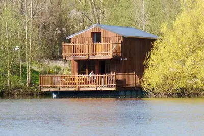 Image de cabane flottante je n'suis pas du matin 4 6 pers