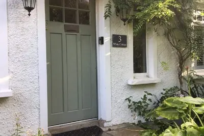 Image de White Cottage - Quaint & cosy railway cottage just a stone's throw from beach