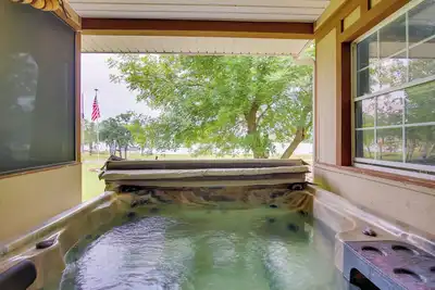 Image de Cozy Lake Eufaula Hideaway w/ Fire Pit & Hot Tub!