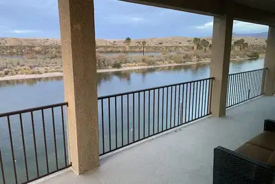 Image de 2900sf Riverfront home, no wake zone, 5 bdrm, 4 bath Sleeps14, games, Sandy Beach!