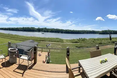Image de Grafton Getaway-Riverhouse. . . . a waterfront property with bike trail in backyard