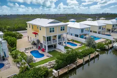 Private paradise! Gorgeous 4/3 Half duplex w/ private pool & dockage!