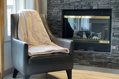 Image de Beautiful One King Br Suite with infloor heating, Underground Parking and Ac