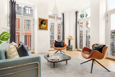 Image de Sanders Leaves - Pleasant 4-bdr Apt With City View