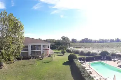 Image de Hôtel 3* loué en gîte, 24 chambres, 77 couchages, Camargue-Provence