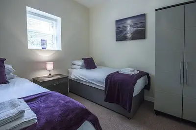 Image de Parking, Smart Tv's in all rooms!