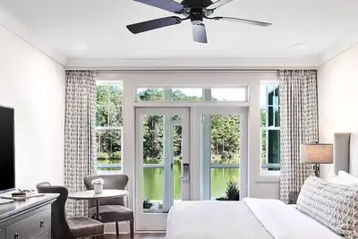 Image de Luxurious Lakefront Suite w/ Screened Porch & Complimentary WiFi