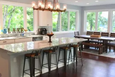 Image de Newer (built in 2018). Lake front property.