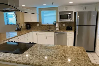 Image de \"Breakers East 206\" Gulf Front 2 Br/2ba Beach setup included