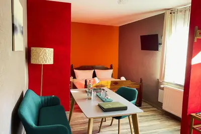 Image de Location-Appartement-Salle de bain privée séparée-Vue sur la cour-Studio (2p)
