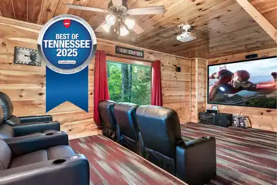 Image de Views, 10 Foot Screen w/ Full Theater, 2 King Beds, New Pool Table, Fast Wifi