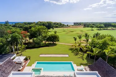 Image de Modern Luxury Ocean Front Villa Fully Staffed