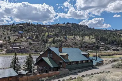 Image de Lakefront Fishing Lodge Retreat Sleeps 50! Boat Rentals! World Class Fishing!