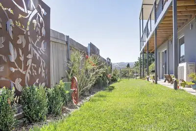 Image de Fully furnished 3 bedroom ground level unit with Lakeview garden and Bbq area