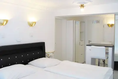 Image de Double-Confort-Salle de bain privée séparée-Vue sur la cour-2