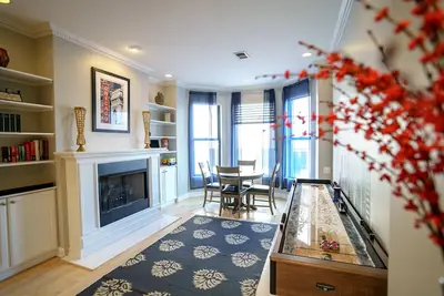 Image de City Center, River North Condo Huge 3br, Patio, Parking(2x)