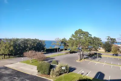 Image de Relaxing and Spacious lake view One Bedroom condo on the water