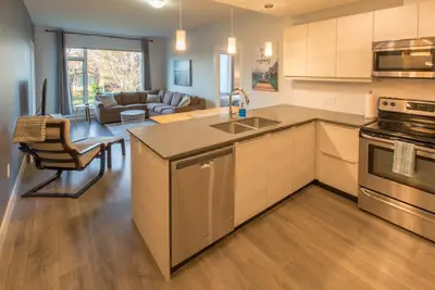 Image de Uptown Oasis-Spacious 2 Br Suite outside of Downtown but Close to So Much