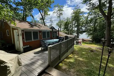 Image de Timbers Cottage. Lake Winnipesaukee shared waterfront.