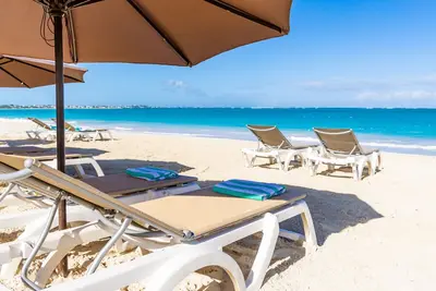 Image de Family Suite — 4 Queen Beds, Sleeps 8 — Pool, Bikes, Steps to Grace Bay Beach