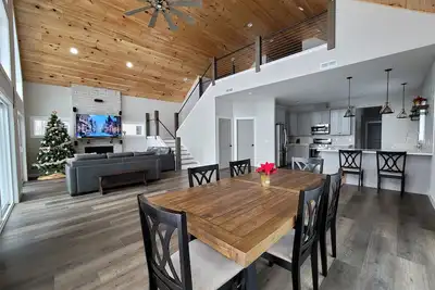 Image de Contemporary Lakehouse Retreat: Where Paradise Meets Comfort