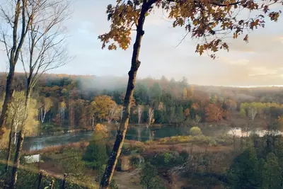 Image de Camp HighBridge 2 Bed 1 Bath Big Manistee River, Private Frontage. Bunk House!