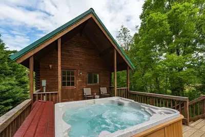 Wifi! Hot tub Riverfront Mountain Views! Close to Luray Caverns, Shenandoah Park