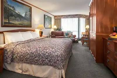 Image de Ski-in Ski-out Cliff Club New Year's Week!