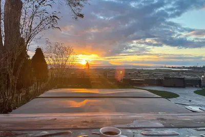 Image de Waterfront private beachfront executive home with amazing views of Mount Baker