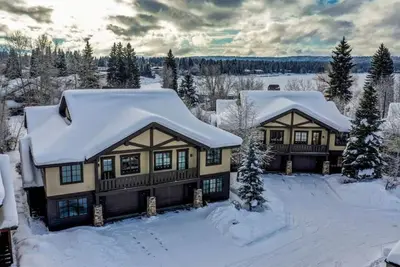 Image de Luxury condo one block from the lake and downtown!