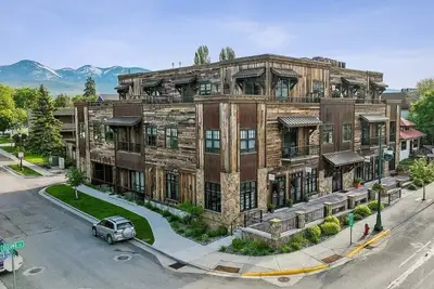 Immaculate loft condo steps to shops, restaurants, Whitefish River and Whitefish Lake