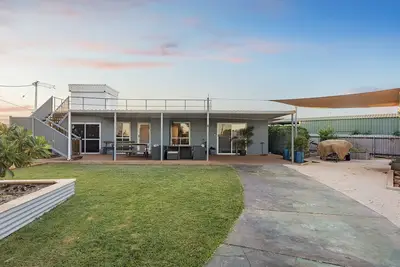 Image de Oasis - Modern 4 Bedroom holiday home with endless views.