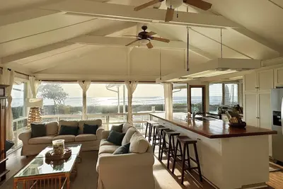 Image de Hawaii Beach Retreat- Sand, Surf, Pineapples and Paradise