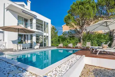 Image de Villa avec piscine et jacuzzi