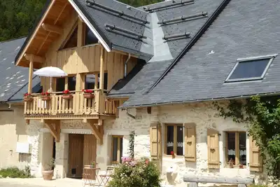 Image de Un gîte de montagne avec vue panoramique.