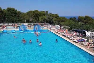 Image de Maison mobile avec climatisation, terrasse et piscine