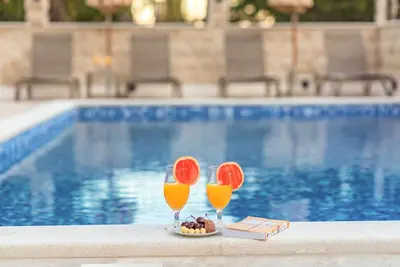 Image de Luxury Apartments Queen - One Bedroom Apartment with Pool View