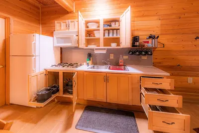 Image de Elk Hollow Cabin with Charm Backs National Forest, Wifi, stocked kitchen, Bbq