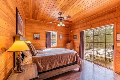 Image de Black Bear Cabin-onsite \"bear hunt\" & playground, game room, kitchen Ac & heat