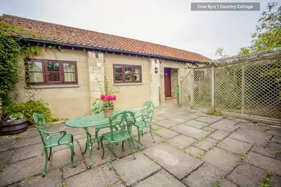 Image de Two Bedroomed-Cottage-Supérieure-Salle de bain privée séparée-Vue sur la camp. . .