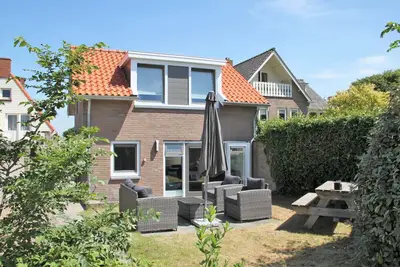 Image de Detached house right on the beach with private garden and private parking.
