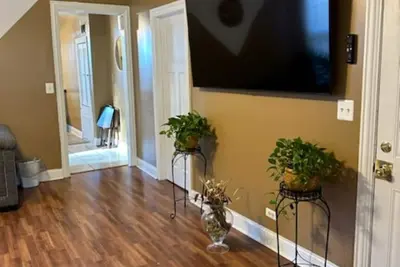 Image de The Woodlawn Oasis is an absolutely beautiful newly rehabbed apartment!