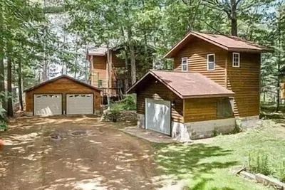 Image de Beautiful Lakefront House With Three Bedrooms, Two Baths, Pier / Hoist