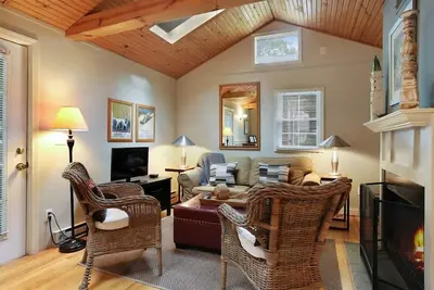 Image de (2026 Open! ) Adorable Union Pier Cottage Close To Beach and Downtown!