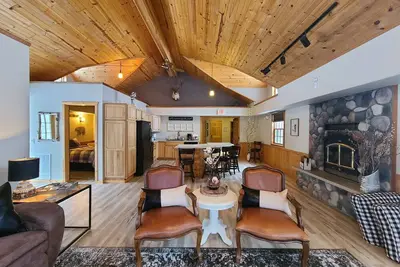 Image de \"Upscale Accommodations\" with an \"Up North\" location!