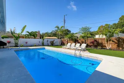 Image de ⚓Cape Vista Getaway! Heated pool home minutes away from Anna Maria w/grill! ⚓🐕🌅