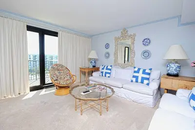 Coastal Oasis Inviting 3br Condo with Resort Pool