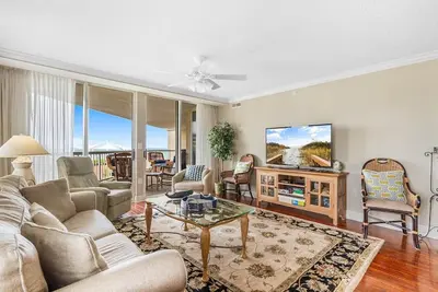 Beachfront Getaway Luxurious 3br with Ocean Views