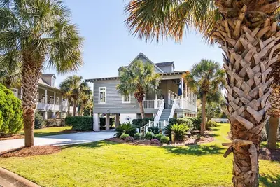 A 4 Bedroom House in Gated Litchfield By the Sea
