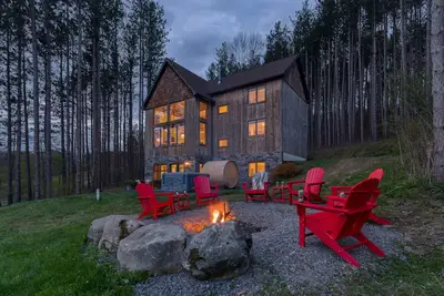 Image de New & Stunning Chalet! ⛷ A+ Reno, Hot-Tub, Barrel Sauna, Slope Views, Fire Pit🔥